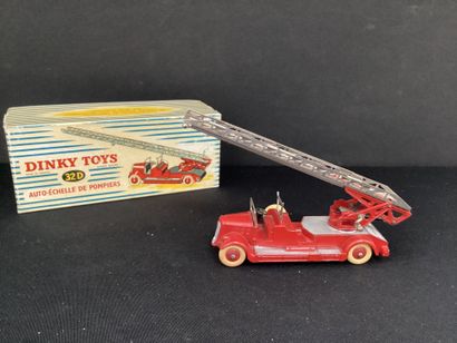 DINKY TOYS :
Camion Delahaye.
Avec auto-échelle...