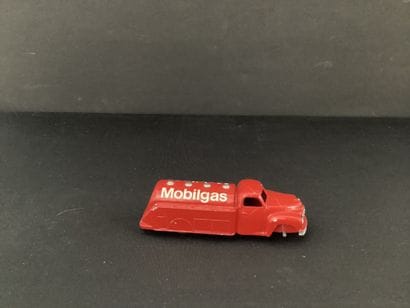 DINKY TOYS :
Camion studebacker, rouge.
Publicité...