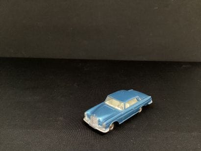 DINKY TOYS :
Mercedes 300 SE, blue.
Steering...