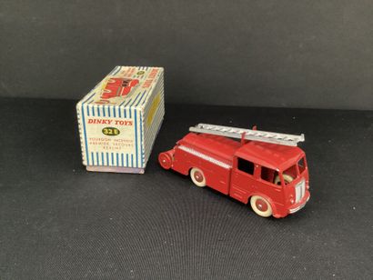 DINKY TOYS :
1st aid truck, Berliet.
With...