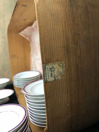 DINETTE en porcelaine à décor de liseré prune...