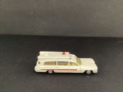 DINKY TOYS:
American ambulance, 