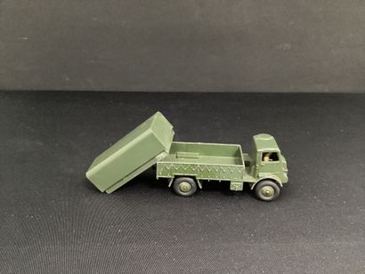 DINKY TOYS :
Camion Bedford 44, bâche tôle
Army...
