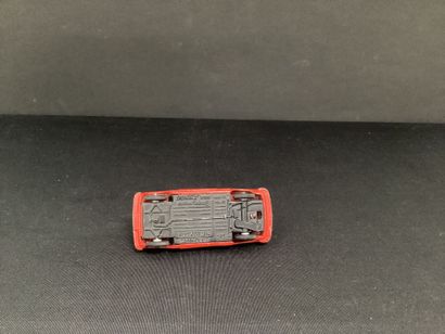 DINKY TOYS :
Peugeot 204 cabriolet, red.
Tilting...
