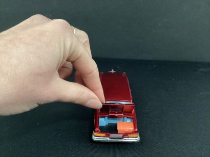 DINKY TOYS :
Mercedes 600, Pullman, burgundy.
With...