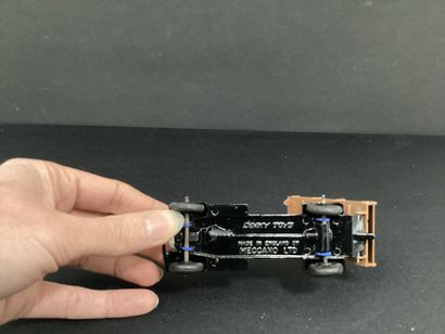 DINKY TOYS :
Petit camion avec benne basculante,...