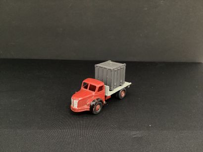 DINKY TOYS :
Camion Berliet GLR, porte-conteneurs,...