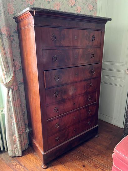 Mahogany and mahogany veneer Semainier, Restoration...