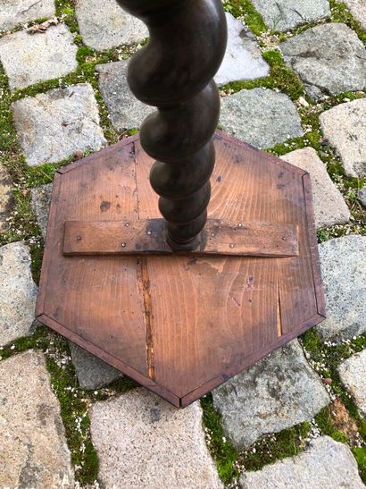 Walnut sellette with twisted shaft, 18th...