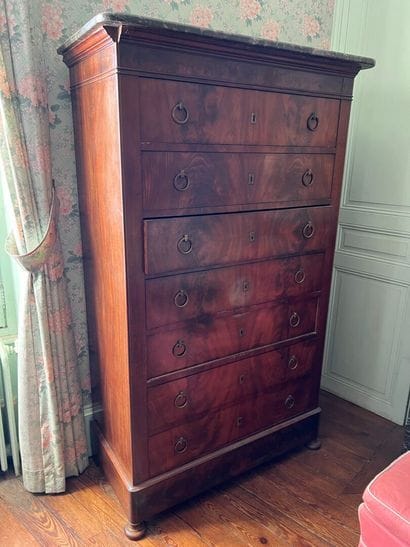 Mahogany and mahogany veneer Semainier, Restoration...