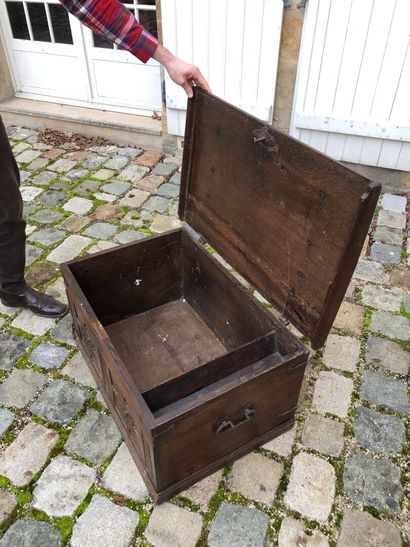 Carved oak chest, 18th century
Wrought-iron...