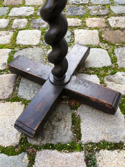 Walnut sellette with twisted shaft, 18th...