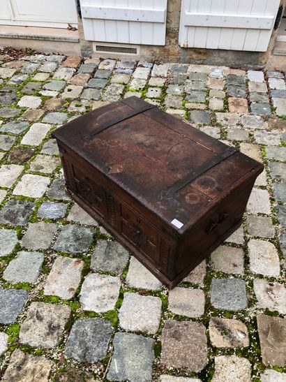 Carved oak chest, 18th century
Wrought-iron...