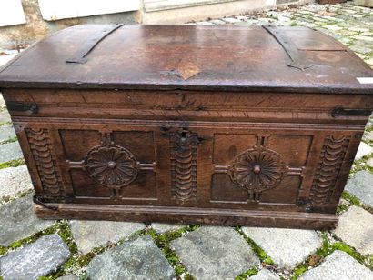 Carved oak chest, 18th century
Wrought-iron...