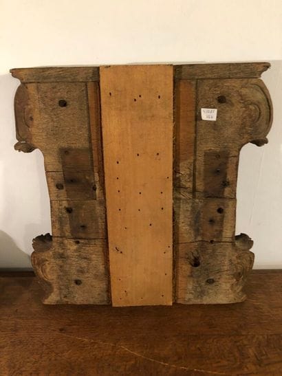 Two high Corinthian capitals 
Carved oak,...