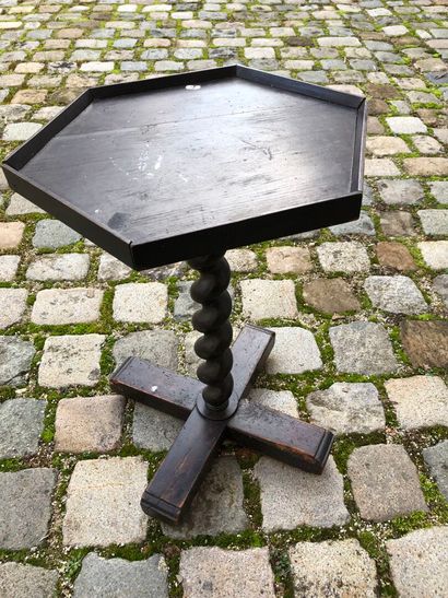 Walnut sellette with twisted shaft, 18th...