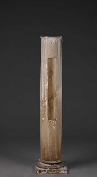 Patinated plaster column with square base
Damage...