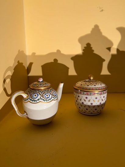 SÈVRES, 18th century
Small porcelain coffee...