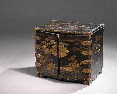 JAPAN, 17th century
Small lacquered wood...