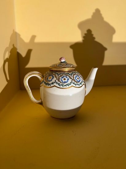 SÈVRES, 18th century
Small porcelain coffee...