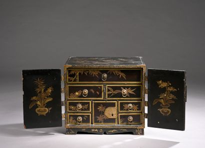 JAPAN, 17th century
Small lacquered wood...