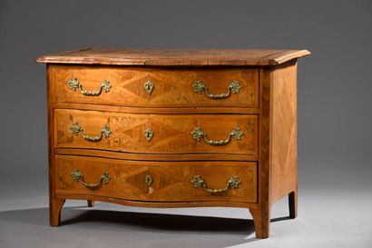 Louis XV-period chest of drawers in burr...