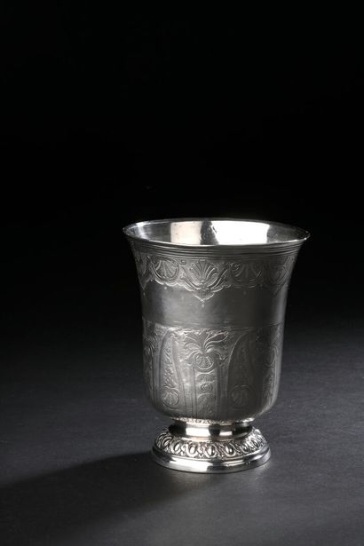 SENS, 1745-1752
Pedestal kettle bordered...