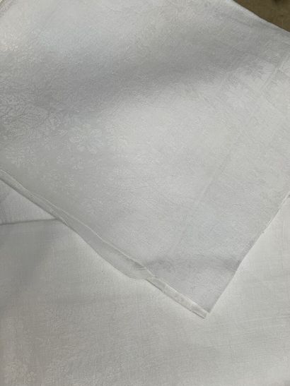Linen damask dinner service, tablecloth and...