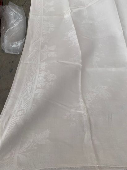 Linen damask dinner service, tablecloth and...