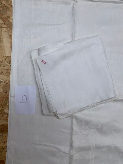 Linen damask dinner service, tablecloth and...