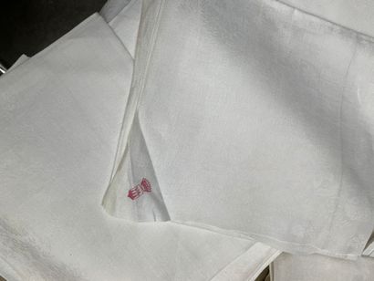 Linen damask dinner service, tablecloth and...