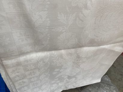 Linen damask dinner service, tablecloth and...