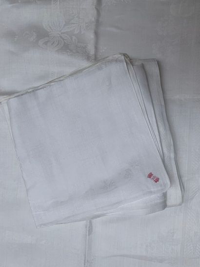 Linen damask dinner service, tablecloth and...