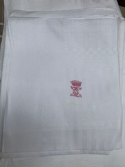 Reunion of damask dinner service parts, 19th...