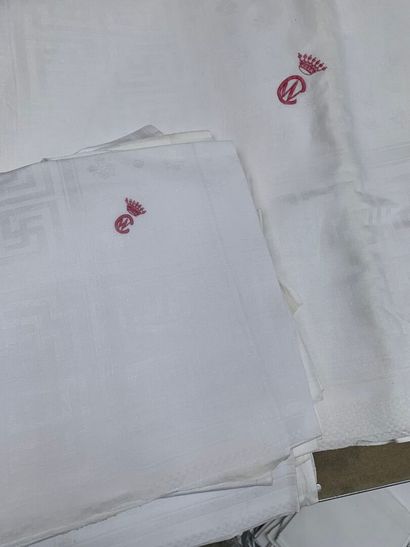 Reunion of damask dinner service parts, 19th...