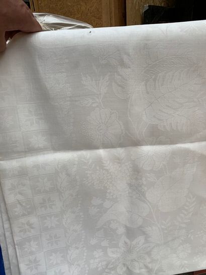 Linen damask dinner service, tablecloth and...
