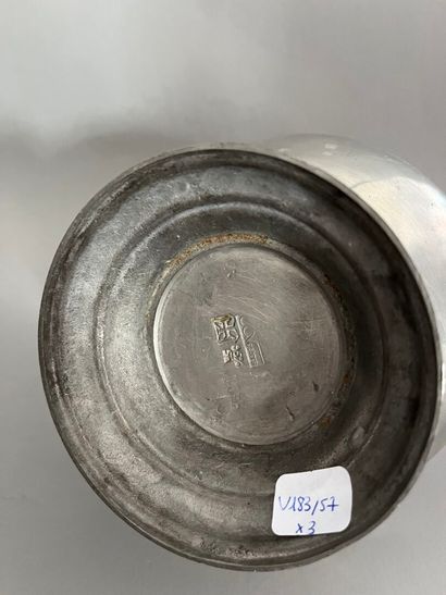 Baluster-shaped pewter DOURNE with bird-head...