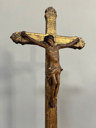 CHRIST EN CROIX en bois sculpté, doré et...