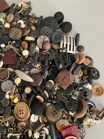 IMPORTANT LOT of buttons, buckles, fasteners...