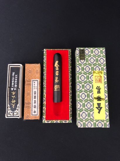 LOT de deux bâtons d'encre de chine.
Dans...