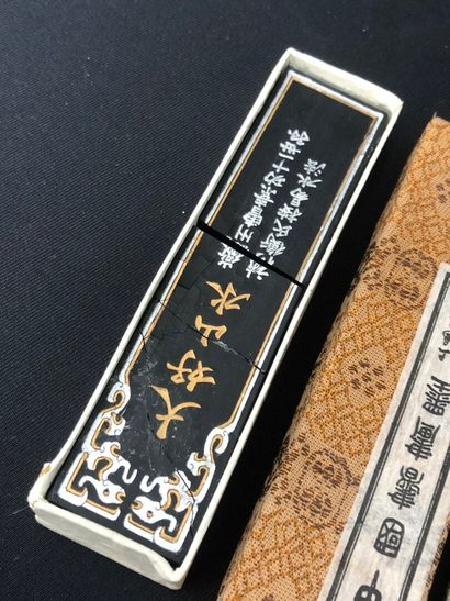 LOT de deux bâtons d'encre de chine.
Dans...