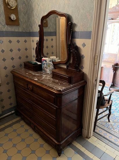 WALNUT COMMODE-COIFFEUSE opening with 4 drawers...