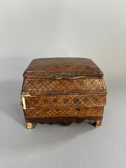 SMALL JEWELRY CASE in straw marquetry. With...