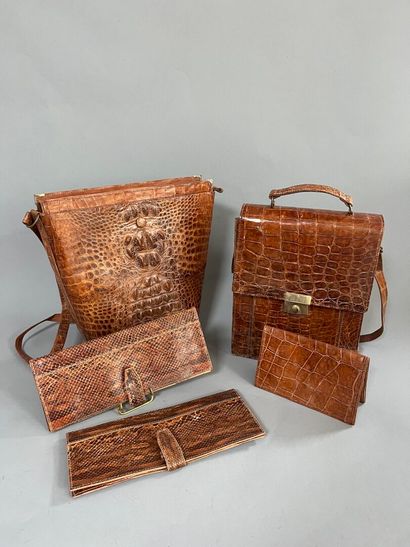 LOT of leather bags including :
- a satchel...