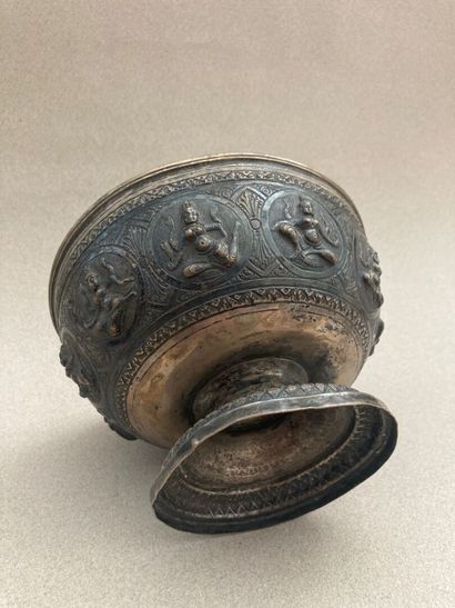 INDE - XIXe siècle. 
Bol sur piédouche en...
