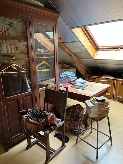 LOT of furniture including:
- Chairs,
- glass...
