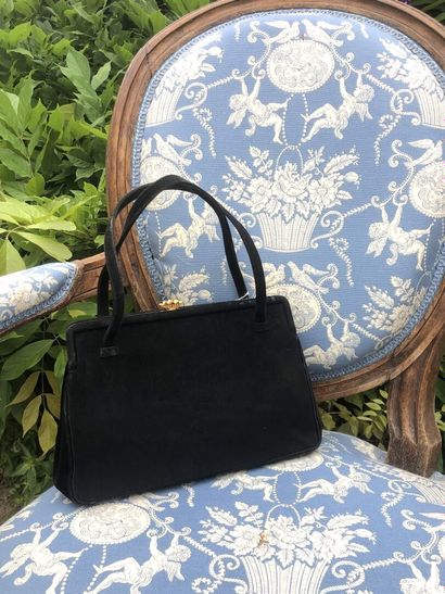 DUC:
Handbag in black palatine velvet, clasp...