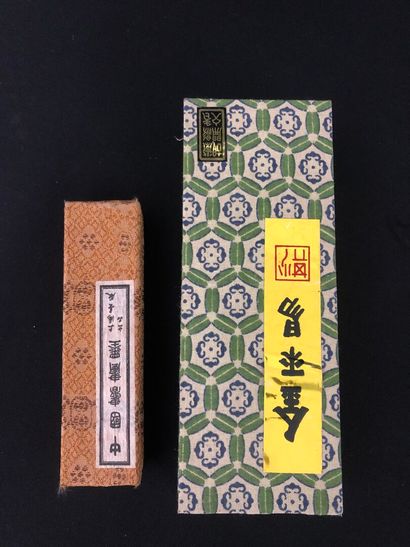 LOT de deux bâtons d'encre de chine.
Dans...