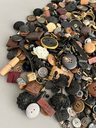 IMPORTANT LOT of buttons, buckles, fasteners...