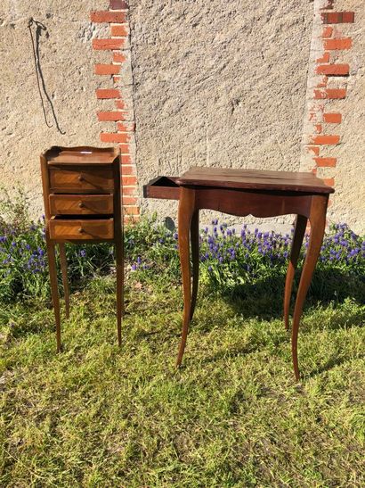 TABLE DE MILIEU en acajou et placage d'acajou,...